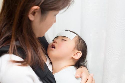 Đang nắng chuyển mưa, 5 bệnh trẻ thường mắc cha mẹ cần biết