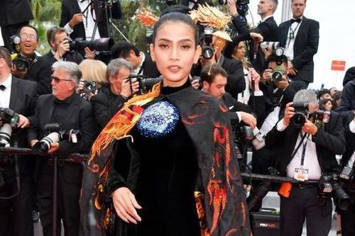Không giống Ngọc Trinh, trang phục Trương Thị May bừng sáng trên thảm đỏ Cannes