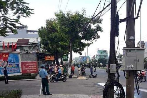 Thiếu niên đâm xe máy vào vỉa hè, một người tử vong