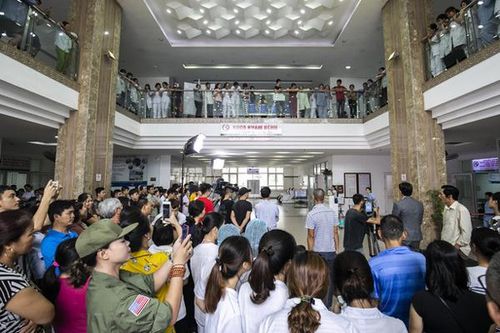 Khán giả vây kín đoàn phim 'Về nhà đi con' khi quay cảnh Vũ đưa Thư đi đẻ