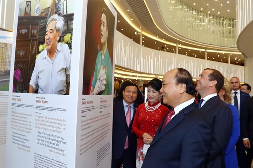Thủ tướng Nguyễn Xuân Phúc thăm triển lãm ảnh 'Cảm xúc nước Nga'