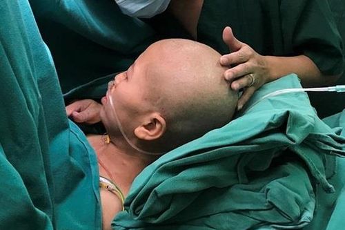 Mẹ mắc ung thư ngồi suốt hai tháng chờ đợi con ra đời