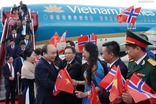 Thủ tướng đến Oslo, bắt đầu thăm chính thức Na Uy
