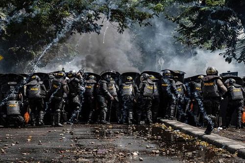 Kinh hoàng bạo loạn sau bầu cử Tổng thống Indonesia, Jakarta thành 'chiến trường'