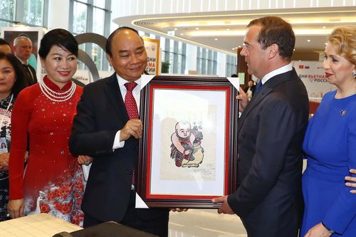 Thủ tướng Nguyễn Xuân Phúc tặng tranh Đông Hồ cho Thủ tướng Nga Dmitri Medvedev