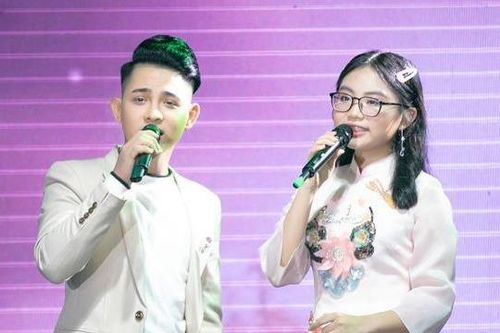Phương Mỹ Chi ngượng ngùng khi ca sĩ nam diễn tình cảm