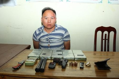 Bắt 'ông trùm' mang theo súng vận chuyển 10 bánh heroin từ Sơn La vào TP HCM