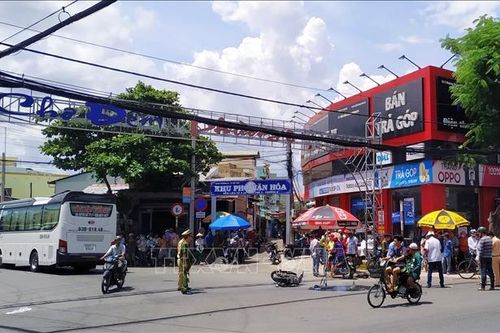 Tiền Giang: Va chạm với xe khách, một cháu bé tử vong tại chỗ