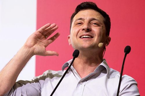 Tân Tổng thống Ukraine được tặng sách hướng dẫn chính trị dành cho người mới