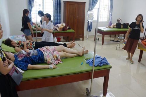 Hơn 50 du khách nhập viện cấp cứu sau khi ăn hải sản