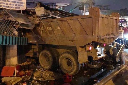 Xe ben lao sập nhà dân trong đêm ở Sài Gòn