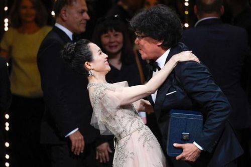 Khoảnh khắc Chương Tử Di ôm chầm lấy đạo diễn 'Ký sinh trùng' tại LHP Cannes 2019 gây sốt