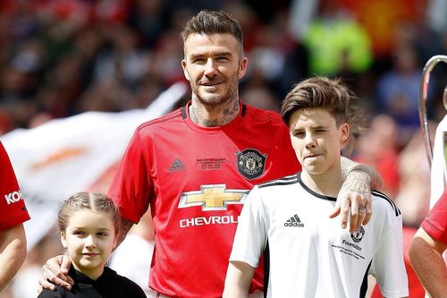Vợ và các con đến cổ vũ David Beckham thi đấu bóng đá