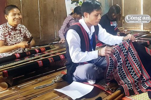 Hồi sinh nghề dệt thổ cẩm truyền thống của đồng bào Pa Cô-Vân Kiều