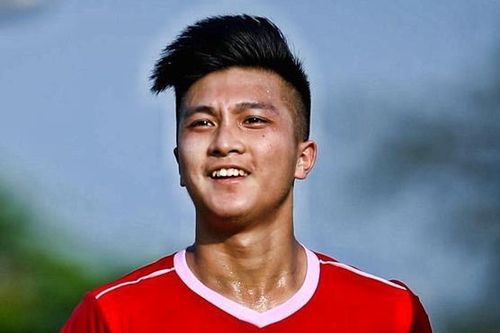 Martin Lo biểu diễn kỹ năng tâng bóng và dứt điểm điệu nghệ