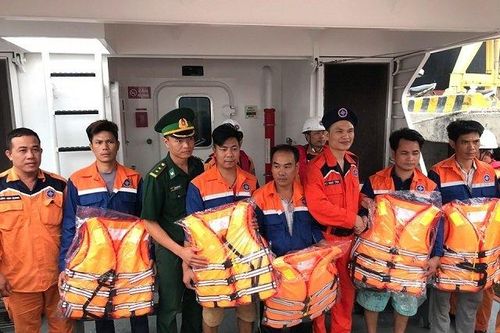 Đưa năm ngư dân Thanh Hóa bị nạn vào bờ an toàn