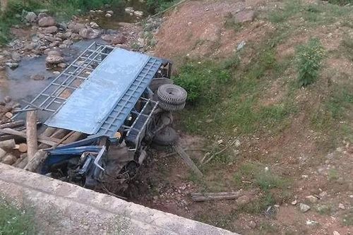 Lật xe ô tô tải chở củi, 2 người chết tại chỗ