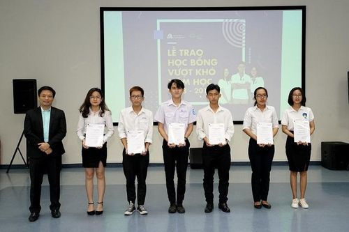 Đại học Hoa Sen trao học bổng Vượt khó gần 900 triệu đồng cho 48 sinh viên