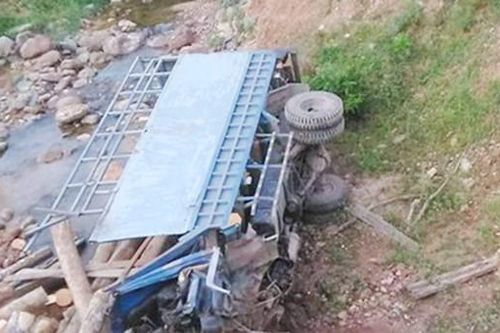Lật xe tải xuống suối, hai người trên xe tử vong