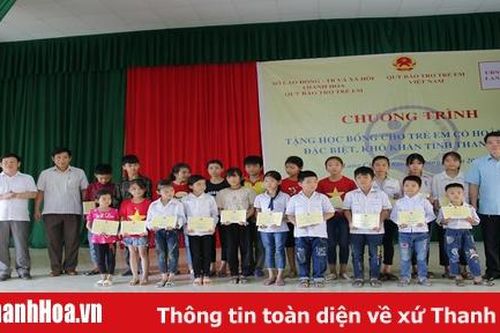 Tặng quà, học bổng, áo phao cho trẻ em nghèo, trẻ em dân tộc thiểu số huyện Lang Chánh