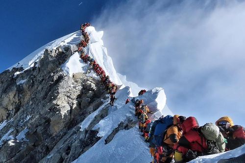 'Bước qua xác người để lên đỉnh' - cảnh hỗn loạn trên Everest ùn tắc