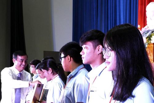 Tuyên dương, khen thưởng học sinh giỏi tiêu biểu xuất sắc