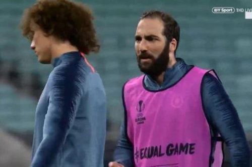 David Luiz và Higuain bị nghi đóng kịch trước truyền thông
