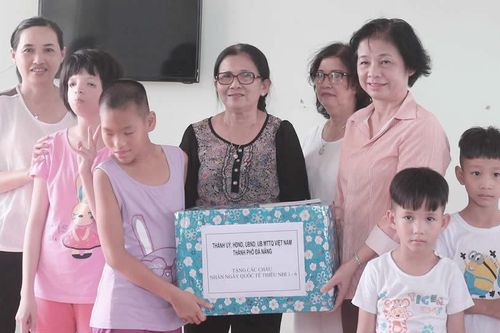 Thăm, tặng quà cho trẻ em mồ côi