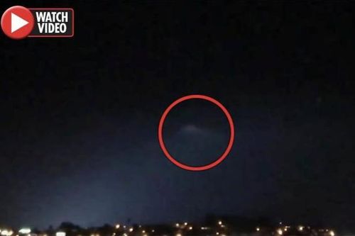 UFO to hơn cả sân bóng đá rọi sáng trời đêm