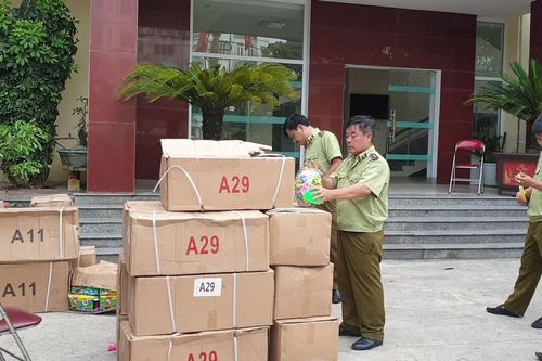 Thu giữ 25 thùng kẹo đồ chơi trôi nổi chuyên bán cổng trường học