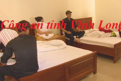 Bắt quả tang 2 cô gái trẻ 'chơi' ma túy xuyên đêm cùng 4 gã vừa quen