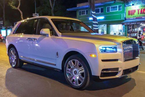 Rolls-Royce Cullinan có giá lăn bánh gây 'choáng', đủ biết sự chịu chơi của đại gia Việt