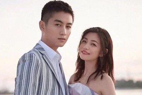 Vợ chồng 'Tiểu Long Nữ - Dương Quá' tình tứ sau tin đồn ly hôn