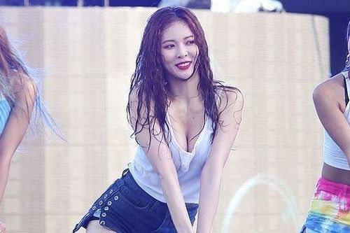 'Nữ hoàng quyến rũ' Hyuna trượt chân, ngã mạnh trên sân khấu