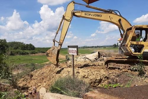 Khai quật khu vực xả thải công ty AB Mauri, chưa phát hiện ống ngầm