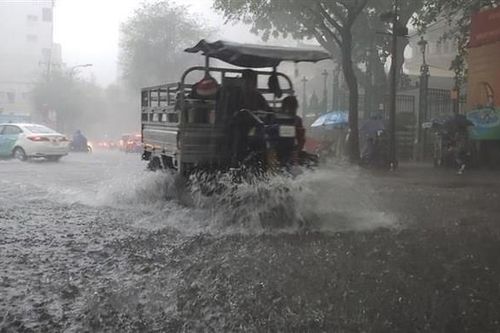 Bắc Bộ mưa lớn diện rộng, cảnh báo lốc, sét, mưa đá và gió giật mạnh