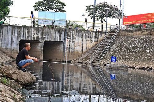 Người dân Hà Nội thư giãn câu cá trên sông Tô Lịch được làm sạch bằng công nghệ nano