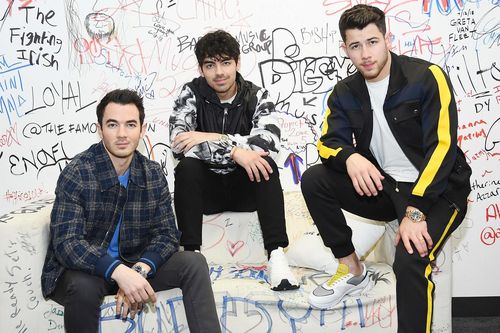 Nguyên nhân Jonas Brothers tan rã và tái hợp là gì?