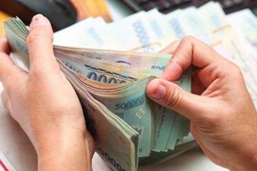 Vợ tiêu tiền không rõ nguồn gốc của chồng có thể phạm tội rửa tiền