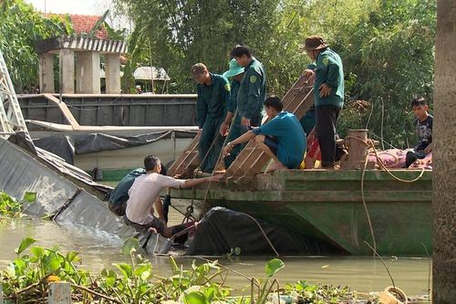 Cần cẩu cứu hộ gãy đôi khi trục vớt xe tải trong vụ sập cầu ở Đồng Tháp
