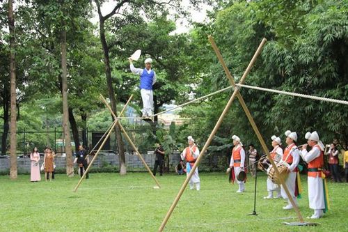 Lạ lẫm, cuốn hút xem xiếc dây Hàn Quốc đầy hài hước