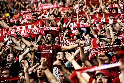 Khoảnh khắc biển người tại Anh ăn mừng chức vô địch của Liverpool
