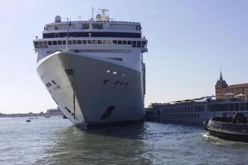 Tàu du lịch khổng lồ đâm vào cầu cảng tại Venice