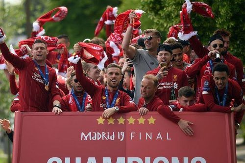 Thầy trò HLV Juergen Klopp rạng rỡ trong lễ rước cúp cùng CĐV