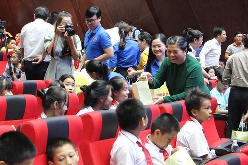 Thăm, tặng quà thiếu nhi