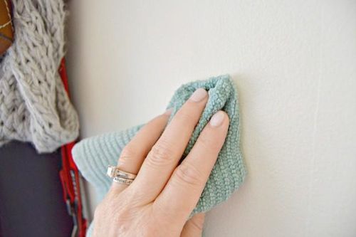 Lau tường nhà sạch bóng như mới bằng nước rửa bát