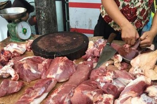 Người dân đua nhau bán lợn chạy dịch, giá thịt giảm không phanh