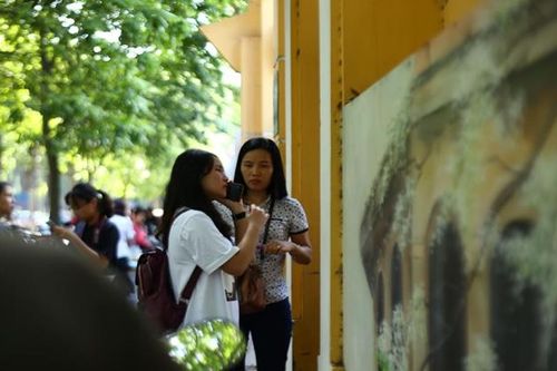 Nữ sinh đến trễ cả 30 phút trong buổi chiều thi môn Toán vào lớp 10 ở Hà Nội