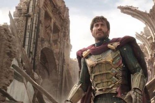 Mysterio mặc trang phục pha trộn giữa Doctor Strange và Iron Man