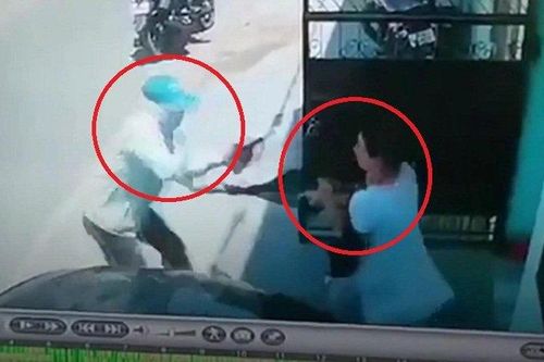 Clip: Người phụ nữ tay không đánh tên cướp có súng chạy trối chết